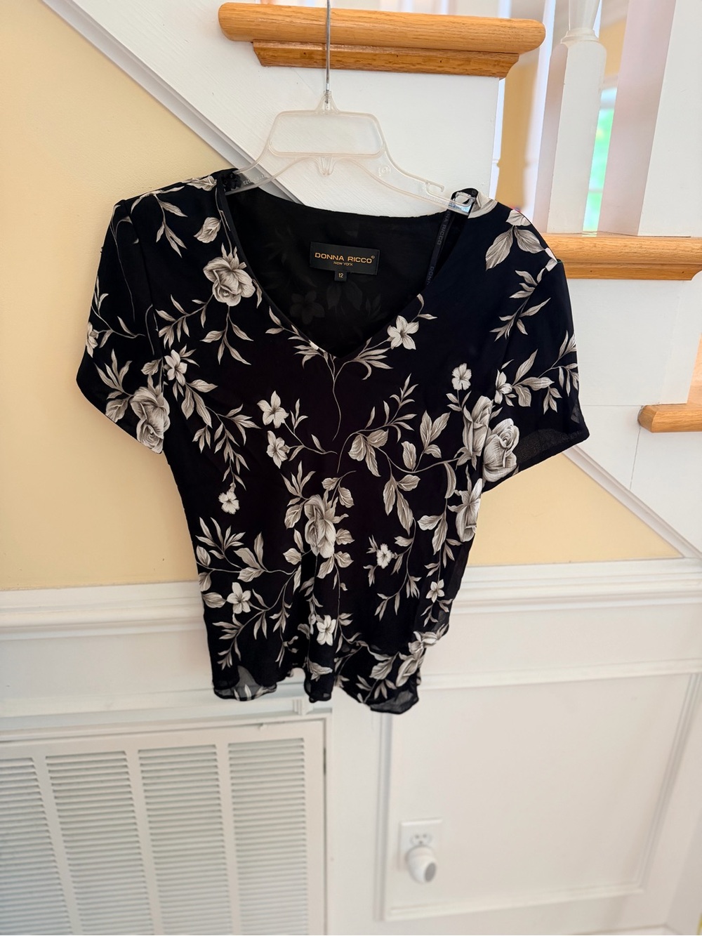 Ladies Size 12 Donna Ricco Black Floral V-Neck Blouse with White Print GUC